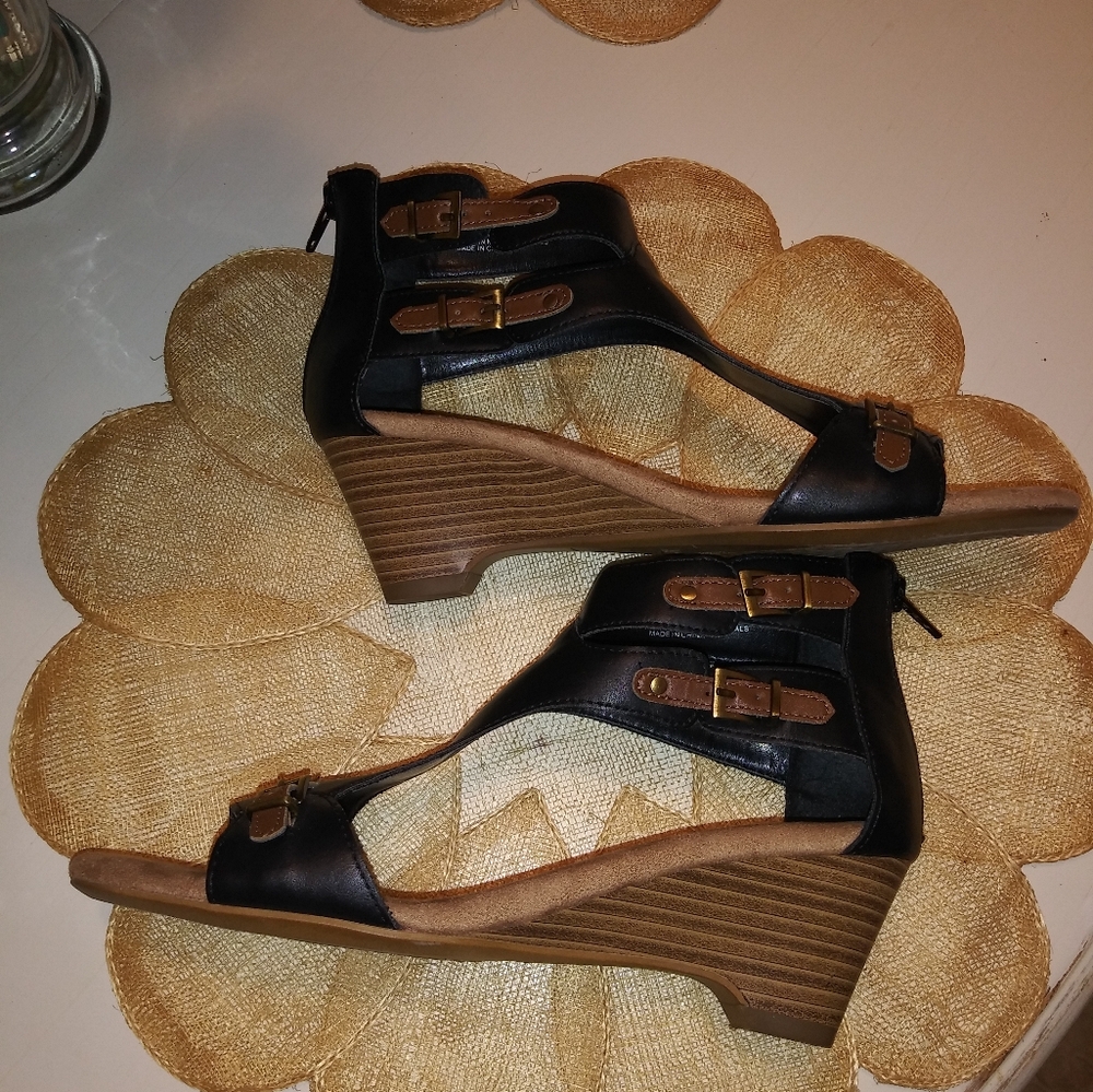 AEROSOLES LEATHER GLADIATOR SANDLES